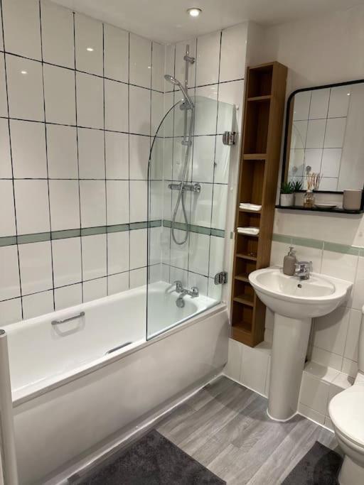 Entire Flat In Ealing Apartment ลอนดอน ภายนอก รูปภาพ
