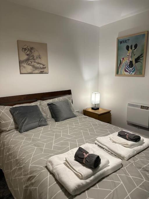 Entire Flat In Ealing Apartment ลอนดอน ภายนอก รูปภาพ