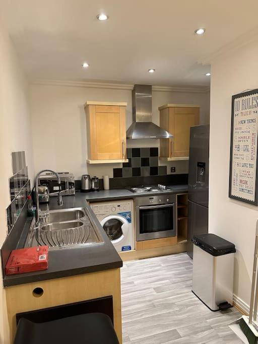 Entire Flat In Ealing Apartment ลอนดอน ภายนอก รูปภาพ