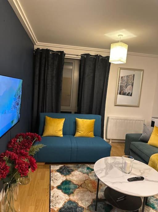 Entire Flat In Ealing Apartment ลอนดอน ภายนอก รูปภาพ