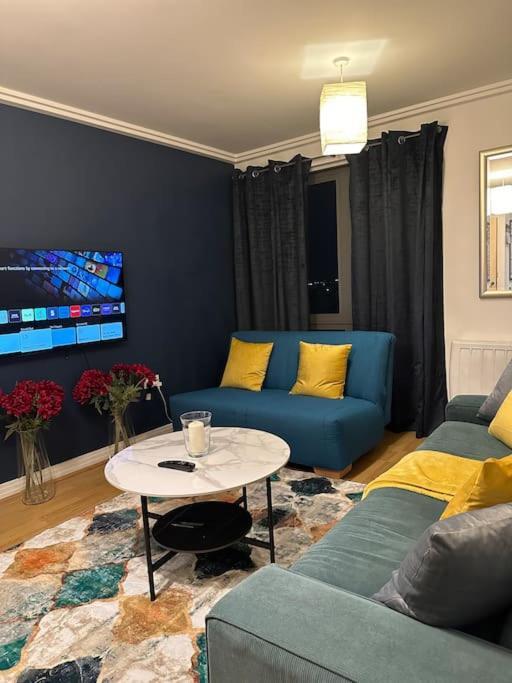 Entire Flat In Ealing Apartment ลอนดอน ภายนอก รูปภาพ